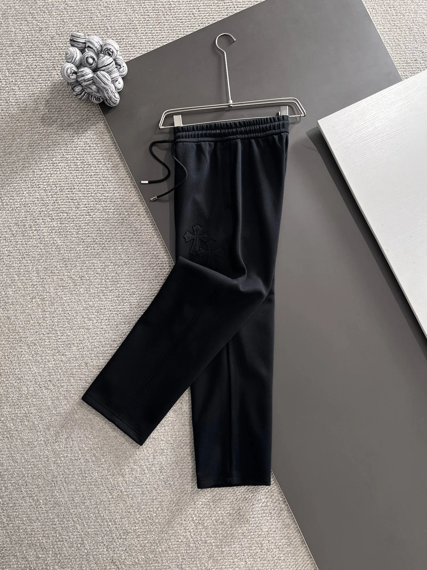 P310 Chrome Hearts* (exclusive quality in the market) hot style 2꯭0꯭2꯭5 new autumn pants original ⌚️ high version Chrome Hearts The fabric is made of 380g high-density double-sided Chinese custom fabric. It does not deform or shrink. The three-dimensional drape is amazing. Process introduction: front and back burnt appliqué embroidery. Customized hardware accessories. Color: black SIZE: M-XXXL